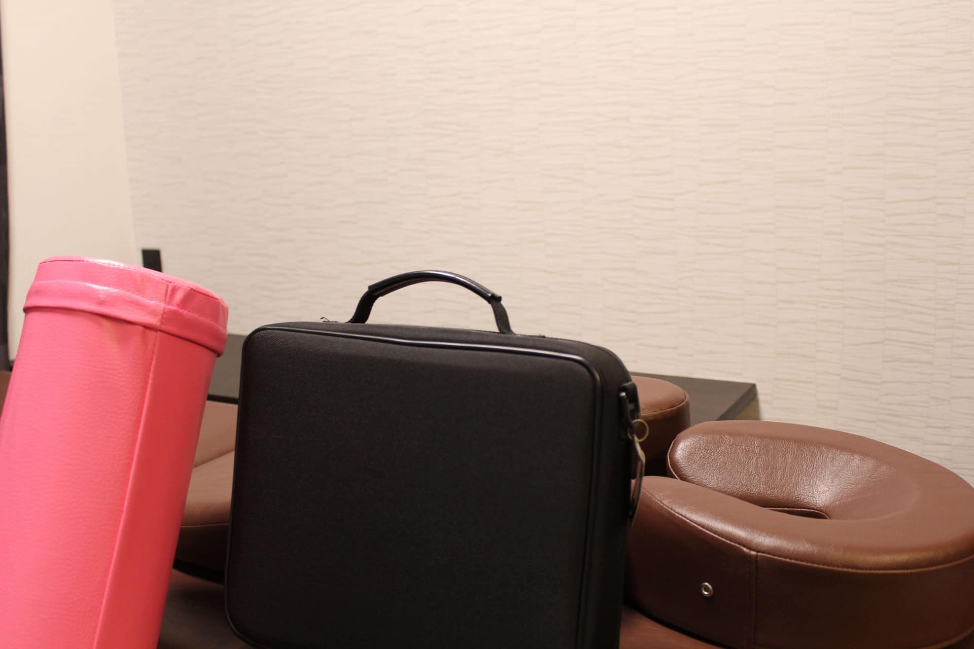 企業訪問鍼灸に使用するベッドと鍼が入っている鞄とストレッチポールの写真