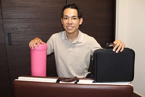 企業訪問鍼灸に必要な道具の後ろに院長が写っている写真